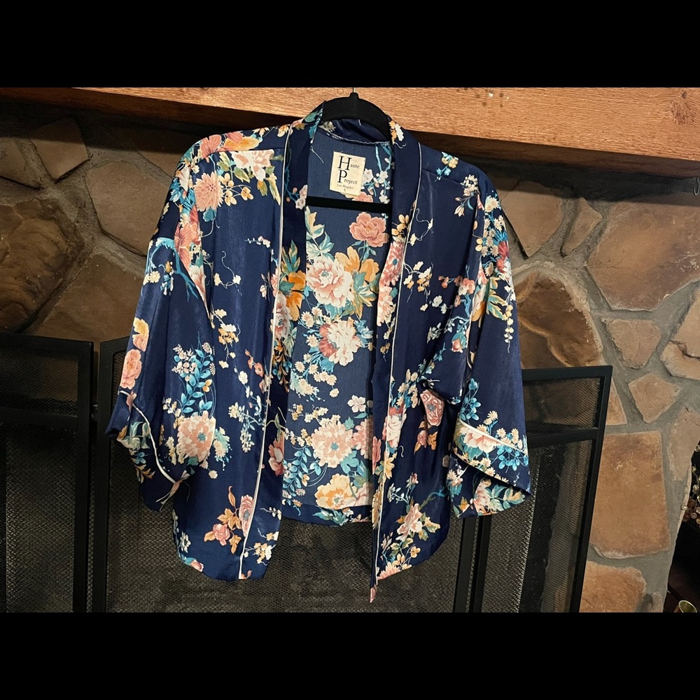 🌸👘Haute Project Silky Kimono Top - Picture 2 of 7